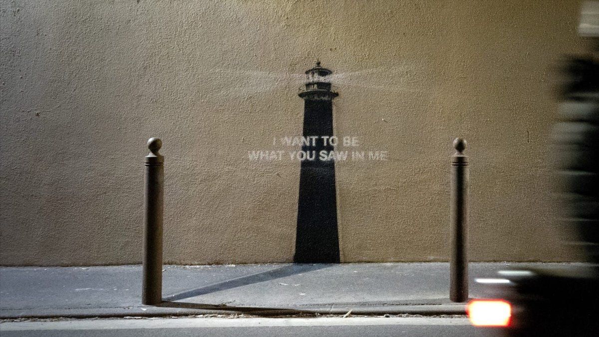 Banksy reappears on stage with an enigmatic lighthouse and a phrase that attracts attention
