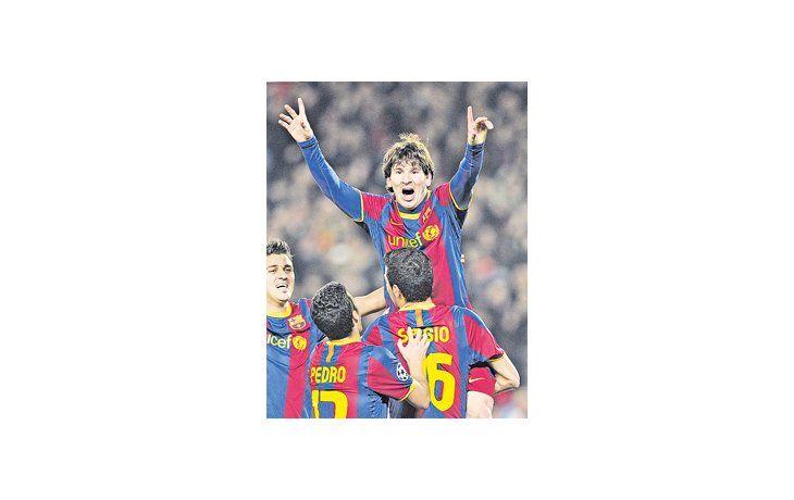 Lionel Messi en lo alto de la pirámide armada por sus compañeros. El argentino volvió a ser la figura de la cancha y marcó dos goles.