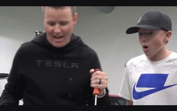 ¿como es por dentro el motor de un tesla? un grupo de youtubers lo abrio