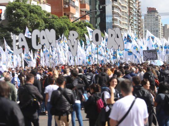 Multitudinaria columna de La Cámpora marcha a Plaza de Mayo.