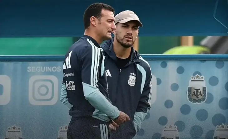 Scaloni y Paredes en uno de los últimos entrenamientos de la Selección. Scaloni y Paredes en uno de los últimos entrenamientos de la Selección.