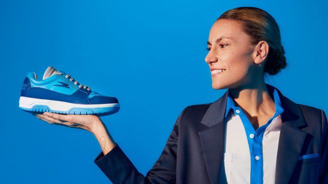 La aerolínea de bandera presentó nuevos uniformes para todos sus empleados.