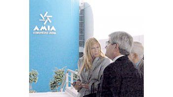 ámbito.com | El ministro de Justicia, Alberto Iribarne; y la secretaria deJusticia, Marcela Miriam Losardo, en su visita a la sede de lacomunidad judía. El almuerzo de los funcionarios con la dirigenciade la DAIA confirma el acercamiento del gobierno conesta e
