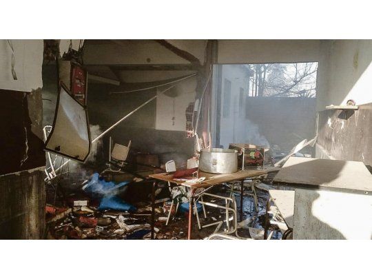 Impacto. Según las primeras pericias de los Bomberos,  la explosión se habría generado a partir de una “probable acumulación de gases” en un ambiente cerrado, en la Sala de Profesores. Desde la puerta de la escuela, el titular de Suteba, Roberto Baradel, endilgó la responsabilidad a María Eugenia Vidal.