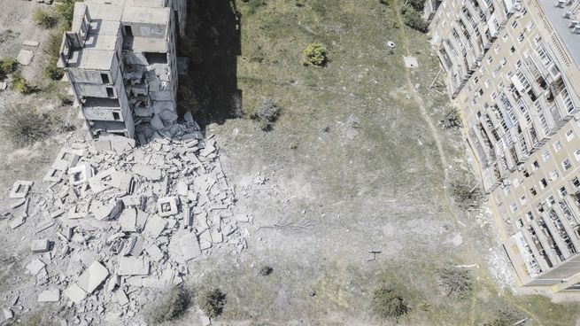 DESTRUCCIÓN. Un edificio fue alcanzado por un misil ruso en la ciudad de Kramatorsk, en la región ucraniana separatista de Donetsk. El Kremlin busca asegurarse el control de la totalidad de esa región.