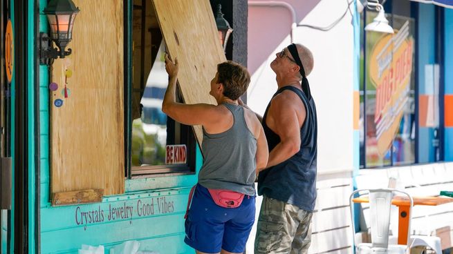 Habitantes de Florida se preparan para la llegada del huracán Ian.