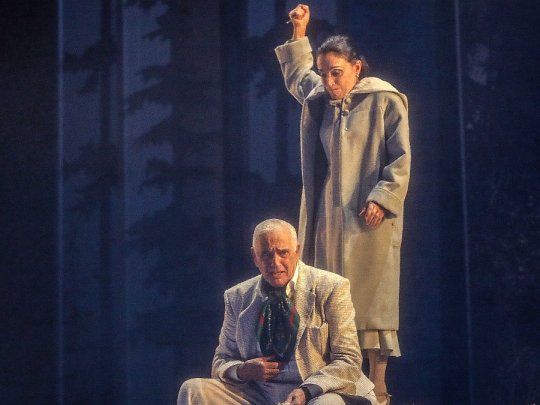 Cuando nosotros los muertos despertamos. Claudia Cantero (Irene) y Horacio Peña (Rubek) en el drama final de Henrik Ibsen en el Teatro Cervantes.