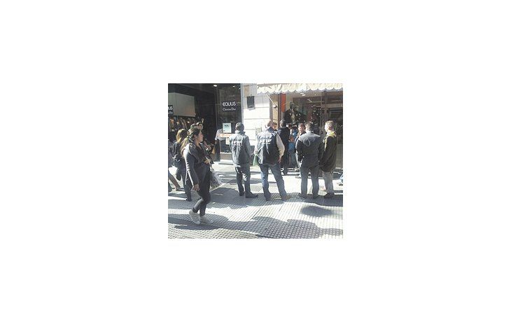 Inspectores de la AFIP detectaron a un «arbolito» en pleno microcentro (Florida y Lavalle) y la Policía lo detuvo. Se le hizo una denuncia por violar la Ley Penal Cambiaria.
