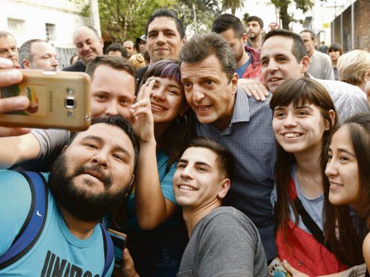 Campaña. Después de la operación de Malena Galmarini, Sergio Massa retomó ayer la campaña en Morón junto al candidato a intendente, Lucas Ghi, y advirtió: El Presidente está haciendo una gira de despedida que lo deja en ridículo con anuncios virtuales mientras los comercios y las pymes tienen cada vez menos crédito, y más presión impositiva.