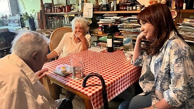 El expresidente José Mujica recibió a a la vicepresidenta Cristina Fernández de Kirchner.