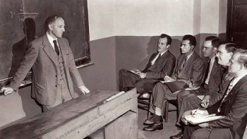Simon Kuznets&nbsp;recibi&oacute; en 1971 el Premio Nobel de Econom&iacute;a. En su teor&iacute;a consideraba era que la Argentina era, tal vez el &uacute;nico caso de un pa&iacute;s que fue, en apariencia desarrollado, en la d&eacute;cada reconocida como granero del mundo, y luego emprendi&oacute; el camino a v&iacute;as de desarrollo.