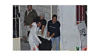 El Servicio Médico Forense retira los cuerpos. Gentileza El diario de Juárez.