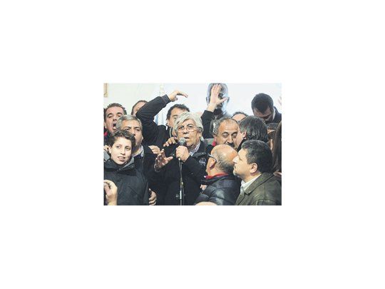 Moyano se adjudicó por la tarde la victoria. Lo acompañaron su hijo menor, Jerónimo; Ricardo Cirielli (técnicos aeronáuticos, a su izquierda), Noray Nakis (derecha), Abel Frutos (Panaderos) y Cristian Ritondo, entre otros.