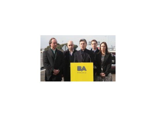 Mauricio Macri junto a parte de su gabinete, durante la inauguración de un nuevo tramo de la Autopista Illia.