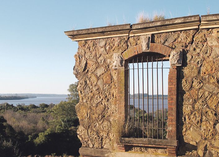 El Castillo San Carlos está en la ciudad de Concordia, a la vera del río Uruguay, en el paraje Salto Chico. Dentro del lugar, y ocupando ocho hectáreas, se encuentra el Jardín Botánico denominado Ca’a Porá -término guaraní que significa “vegetación hermosa”-.