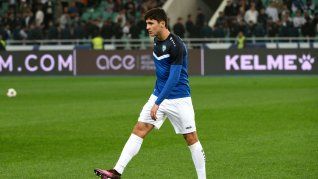 El imponente central de 21 años es la esperanza de toda una nación para la Copa del Mundo. El imponente central de 21 años es la esperanza de toda una nación para la Copa del Mundo.