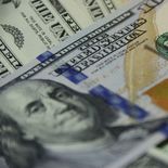 El dólar cerró en terreno negativo y permanece por debajo del nivel previsto por el gobierno y los analistas privados para fin de año. El dólar cerró en terreno negativo y permanece por debajo del nivel previsto por el gobierno y los analistas privados para fin de año.