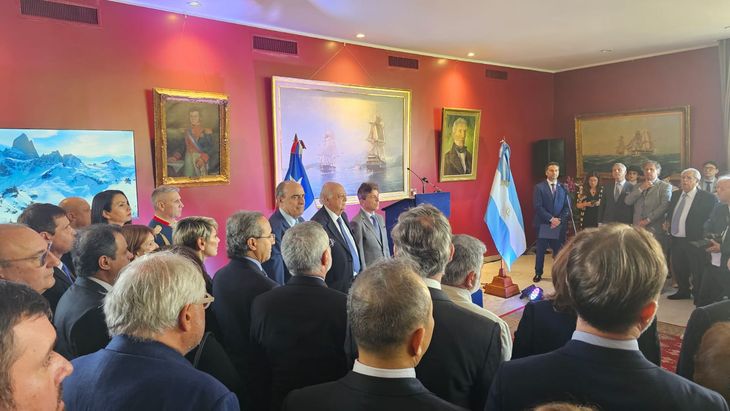 Los festejos por la independencia de Chile. Los festejos por la independencia de Chile.