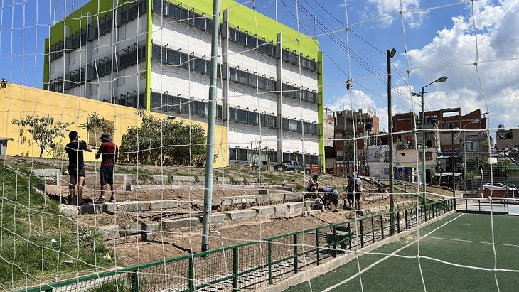 Los trabajos para frenar el impacto del clima incluyeron sombras en los alrededores de la cancha de fútbol del barrio.