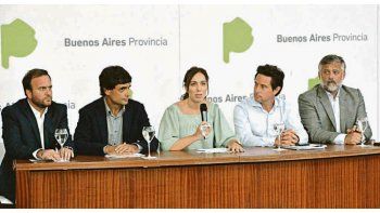 ámbito.com | AVANCE. La gobernadora se rodeó de los ministros responsables de la negociación con los docentes y anunció una suba por decreto del 5%.