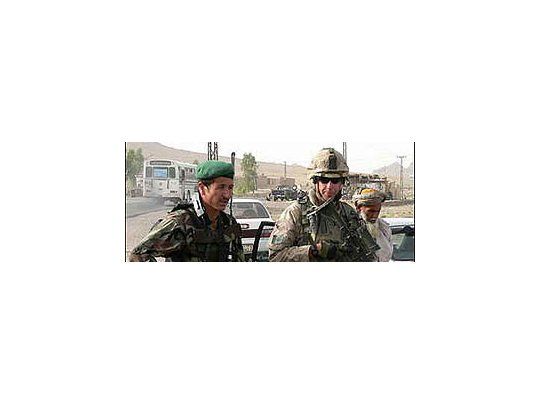 Atentado suicida contra convoy de la OTAN deja 7 muertos en Afganistán