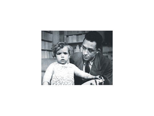El escritor con la pequeña Catherine, quien, a los 66 años, acaba de publicar en español «Albert Camus. Solitario y solidario», un libro de fotos documentado con muchos textos autobiográficos extractados de la obra de su padre.
