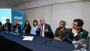 Javier Noguera, con el micrófono, durante la presentación del Frente Fuerza Patria en Tucumán, acompañado por la senadora nacional Mendoza y el diputado nacional Yedlin.
