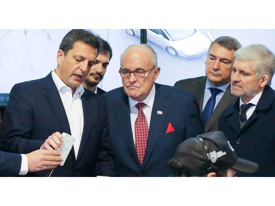 El diputado y candidato por el FR, Sergio Massa recorrió junto al exalcalde de Nueva York Rudolph Giuliani el Centro de Operaciones de Tigre.
