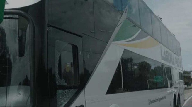 Balearon dos micros con personal penitenciario en Rosario: tres heridos