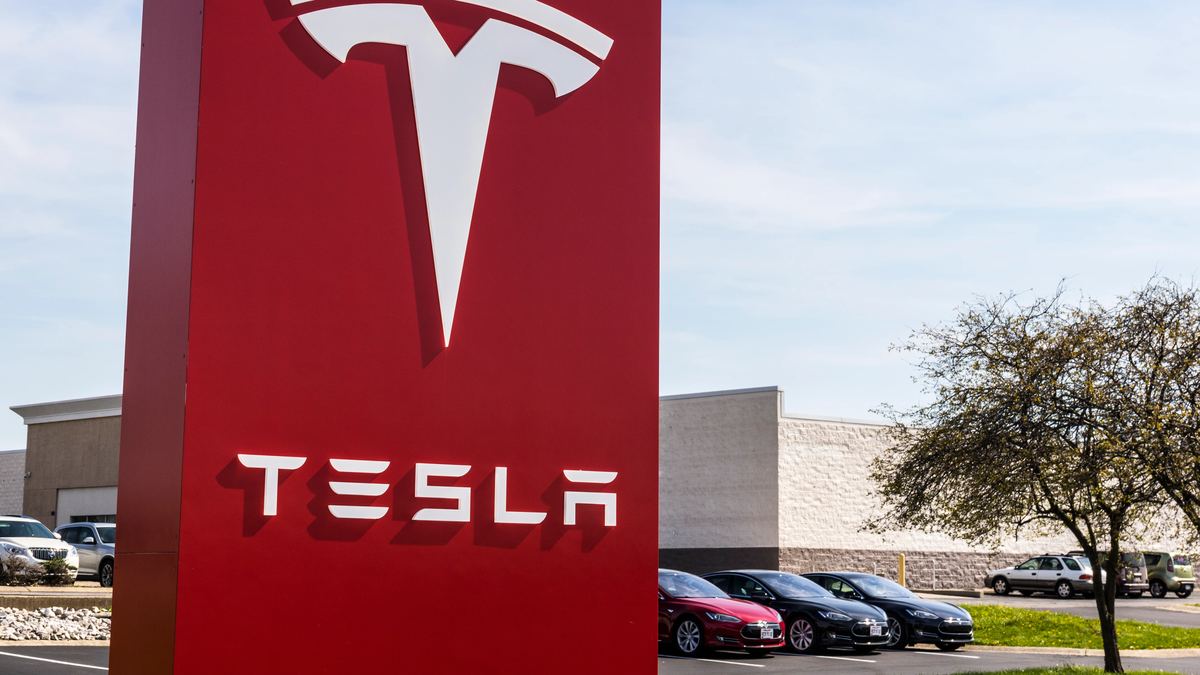 Acciones de Tesla caen cerca de 3%: qué hay detrás de la baja y qué preocupa al mercado