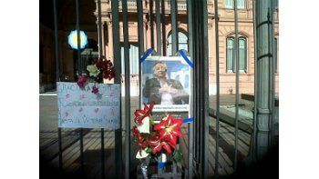 Homenajes en la fachada de la Casa Rosada a tres años del fallecimiento de Néstor Kirchner.
