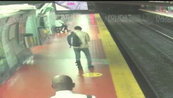 pasajero cayo a las vias del subte por caminar mirando el celular