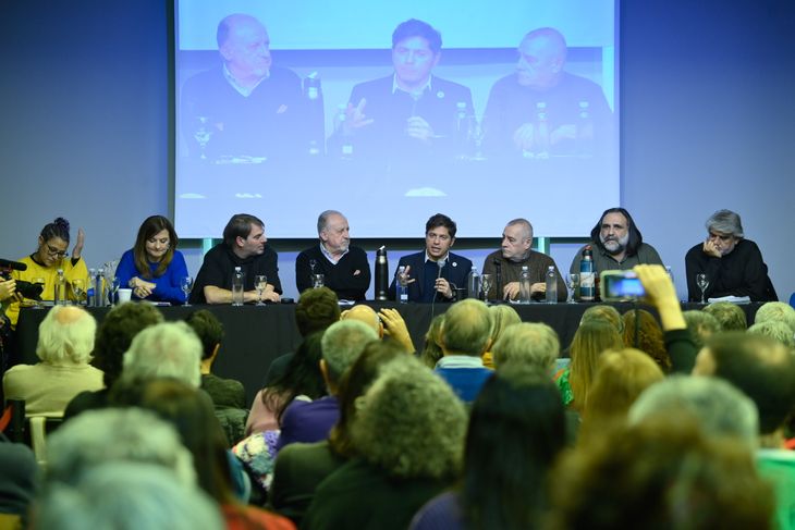 Axel Kicillof junto a dirigentes gremiales en la sede de la CTA. Axel Kicillof junto a dirigentes gremiales en la sede de la CTA.