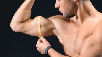 Entre los síntomas más comunes de la vigorexia incluyen: mirarse constantemente en el espejo, compararse frecuentemente su cuerpo con el cuerpo de otra persona.