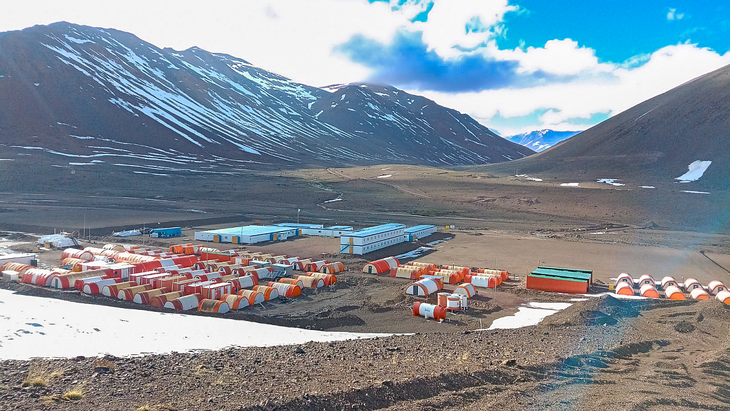  Vista panorámica del proyecto minero de cobre Los Azules en la cordillera de San Juan, Argentina.