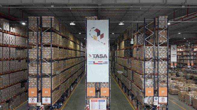 Interior de uno de los depósitos de TASA Logística.