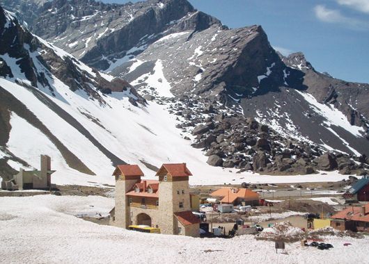 Invierno en Las Cuevas. Picos nevados, aire puro y un paisaje excepcional. El pueblo se destaca, entre otros aspectos, por sus construcciones de madera y piedra.