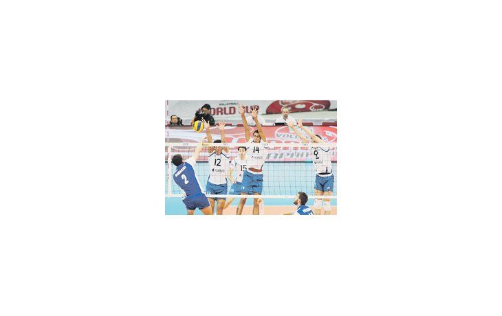 Los jugadores argentinos no pueden bloquear el remate rival. El seleccionado nacional ganó el primer set, pero luego terminó perdiendo 3 a 1 ante Polonia.