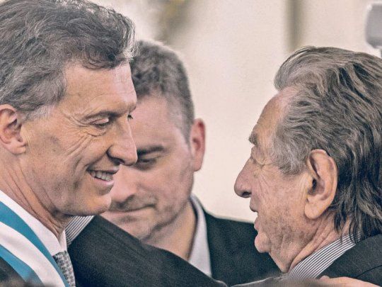 Saludo. Franco Macri junto a su hijo el día de que asumió como Presidente de la Nación.