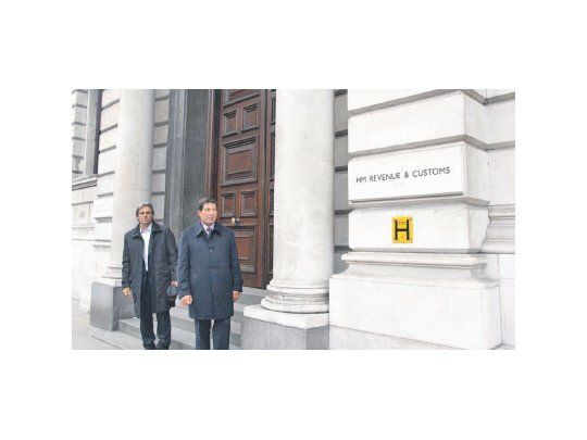 El titular de la AFIP, Ricardo Echegaray, y el subdirector legal de la DGI, Pablo Aguilera. reclamaron  en Londres que el HSBC repatrie u$s 3.500 millones fugados de la Argentina.