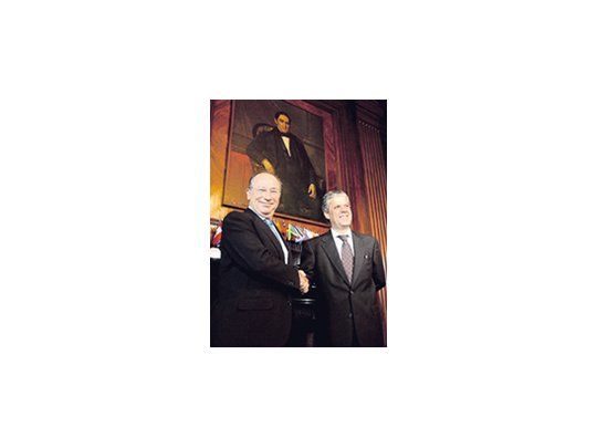 El No 1 del FMI, Dominique Straus-Kahn, junto al No 3, el chileno Nicolás Eyzaguirre, quien esta semana llegará al país. Lo espera una agenda complicada para resucitar la relación con la Argentina.