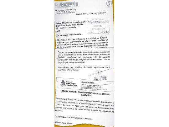 A la mañana, el gremio de La Bancaria pedía postergar la reunión clave de hoy en Trabajo para definir el aval oficial a la paritaria acordada la semana pasada. El Gobierno rechazó el pedido y confirmó la reunión. La intención oficial era dejarles claro a los enviados del sindicato que no se aceptará un acuerdo de menos de un año y aumentos con porcentajes del 24%, como aseguraba el gremio. Mañana las partes se vuelven a reunir en el Ministerio.