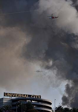 Un incendio consumió parte de los estudios Universal en California (foto 5)