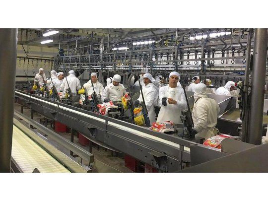 Uno de los temores más grandes de los trabajadores es que la oferente Granja Tres Arroyos busque quedarse con el monopolio del mercado avícola y que para lograrlo aplique planes de reestructuración y vaciamiento en Cresta Roja.