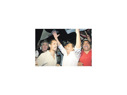 Luis D’Elíaen la nochede lastrompadas enla Plaza deMayo. Fue enun intento dedisolver elcacerolazodel campo el26 de marzopasado.Ahora irá ajuicio porquelo querelló unmanifestanteque recibióun golpe delpiquetero.