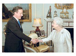 David Cameron recibió ayer de la reina Isabel II el encargo de formar Gobierno. Defiende un «conservadurismo compasivo» que busca alejarse de la imagen de dureza que legó la gestión de Margaret Thatcher.