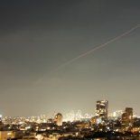 Un proyectil atraviesa el cielo de Israel tras un ataque con misiles de Irán. Un proyectil atraviesa el cielo de Israel tras un ataque con misiles de Irán.