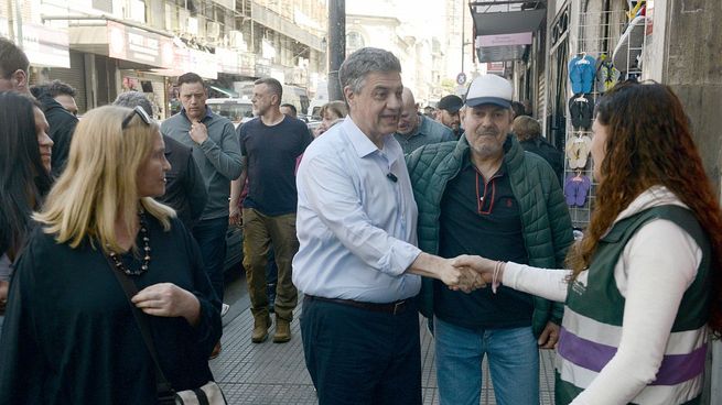 Jorge Macri recorrió Once y saludó a vecinos.&nbsp;