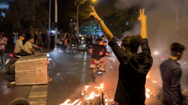 Las protestas en Irán el jueves sumaron incendios de autos y comisarías.