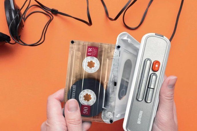 El reproductor de música está disponible en varios colores, como el naranja, azul y gris. El reproductor de música está disponible en varios colores, como el naranja, azul y gris.